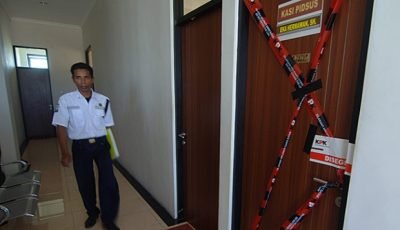 Pejabatnya Terjaring OTT, Kantor Inspektorat dan Kejari Pamekasan Disegel KPK Pejabatnya Terjaring OTT, Kantor Inspektorat dan Kejari Pamekasan Disegel KPK