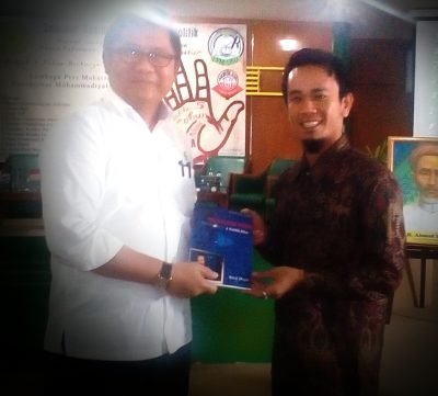 Rizal Mujur : Berdemokrasi Yang Elegan Adalah Menulis Rizal Mujur : Berdemokrasi Yang Elegan Adalah Menulis