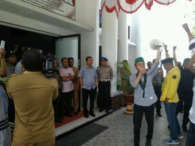 Desak Pansus Hak Angket Bekerja Profesional, HMI dan BEM UG Duduki DPRD Gorontalo Desak Pansus Hak Angket Bekerja Profesional, HMI dan BEM UG Duduki DPRD Gorontalo