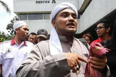 Jubir PA 212: SP-3 Habib Rizieq Tidak Membuat Umat Islam Langsung Dukung Jokowi Jubir PA 212: SP-3 Habib Rizieq Tidak Membuat Umat Islam Langsung Dukung Jokowi