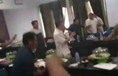 Video Viral, Ketua DPRD Bombana Ngamuk Sambil Acungkan Badik Video Viral, Ketua DPRD Bombana Ngamuk Sambil Acungkan Badik