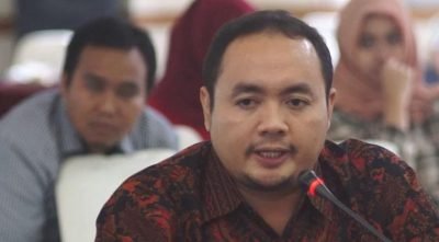 Mobil Komisioner Bawaslu Dilempari Batu Mobil Komisioner Bawaslu Dilempari Batu