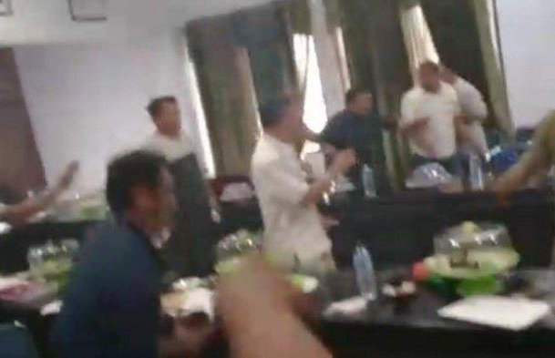 Video Viral, Ketua DPRD Bombana Ngamuk Sambil Acungkan Badik Video Viral, Ketua DPRD Bombana Ngamuk Sambil Acungkan Badik
